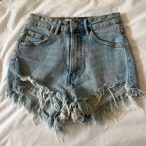 size 25/0 zara ripped jean shorts in great condition, never worn